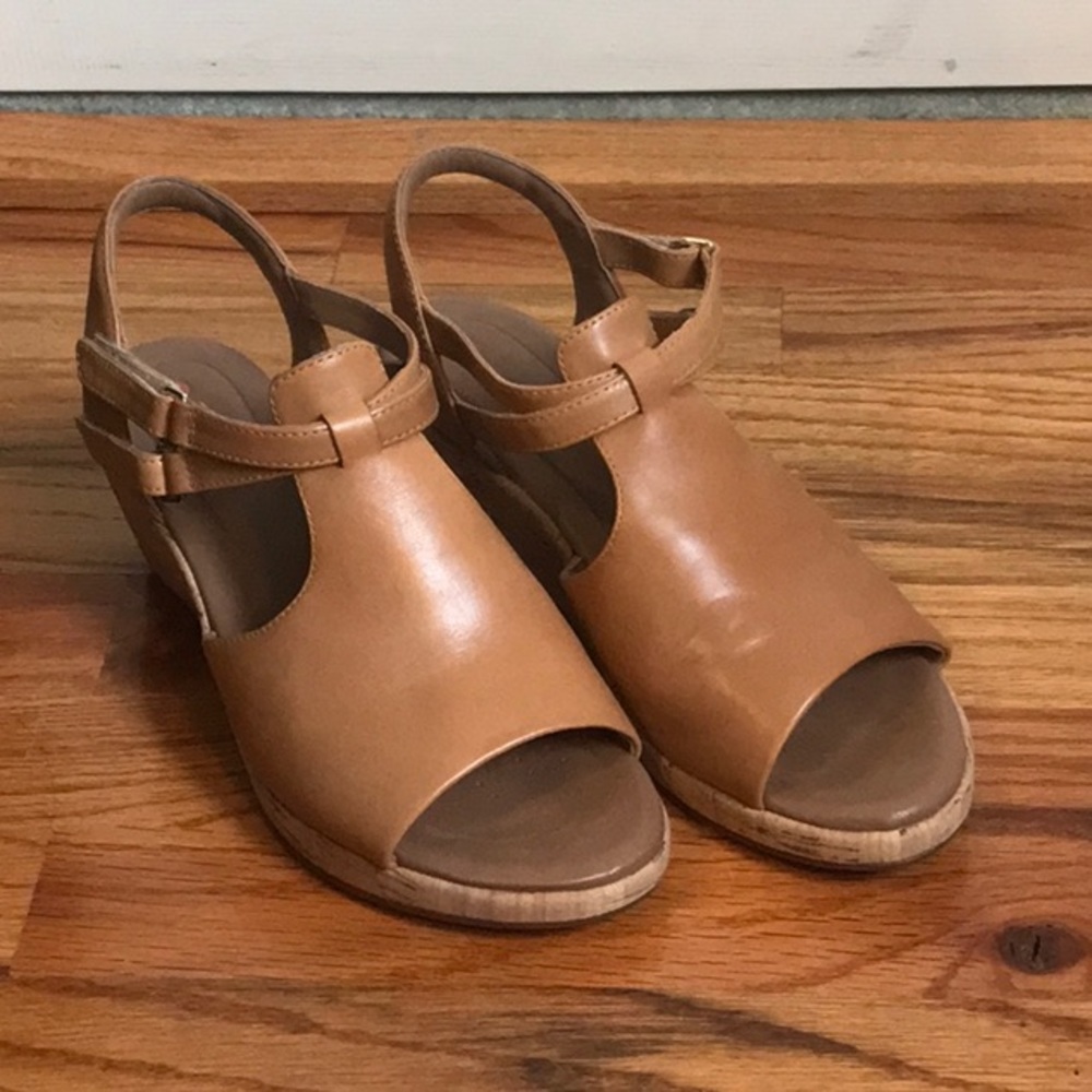Unstructured by Clark Un-Plaza Way Leather wedge Sandal in size 9. Worn 3 times